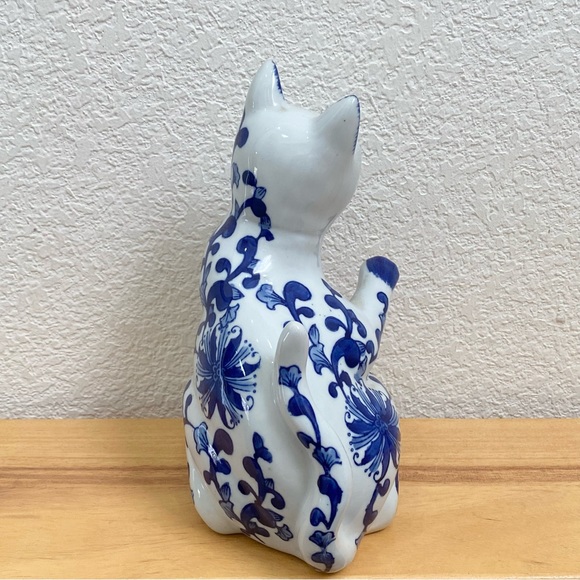Vintage Blue & White Porcelain Cat Standing with Paws Out 8” Cat Figurine - Picture 4 of 11